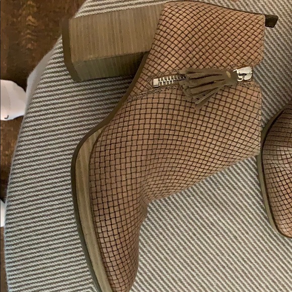 Tan boots - Picture 4 of 6